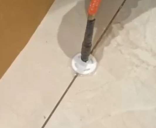 满城瓷砖空鼓维修公司专业解答瓷砖在铺贴过程中，如果没有涂抹均匀到位的粘结材料（如水泥砂浆或瓷砖胶），可能会导致以下问题