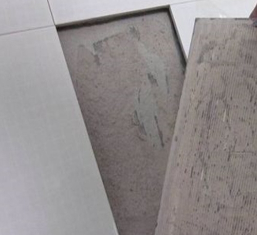 满城瓷砖空鼓维修公司分享瓷砖铺贴时如果打浆（即涂抹在瓷砖背面和基层上的砂浆或瓷砖胶）过少，会带来以下问题